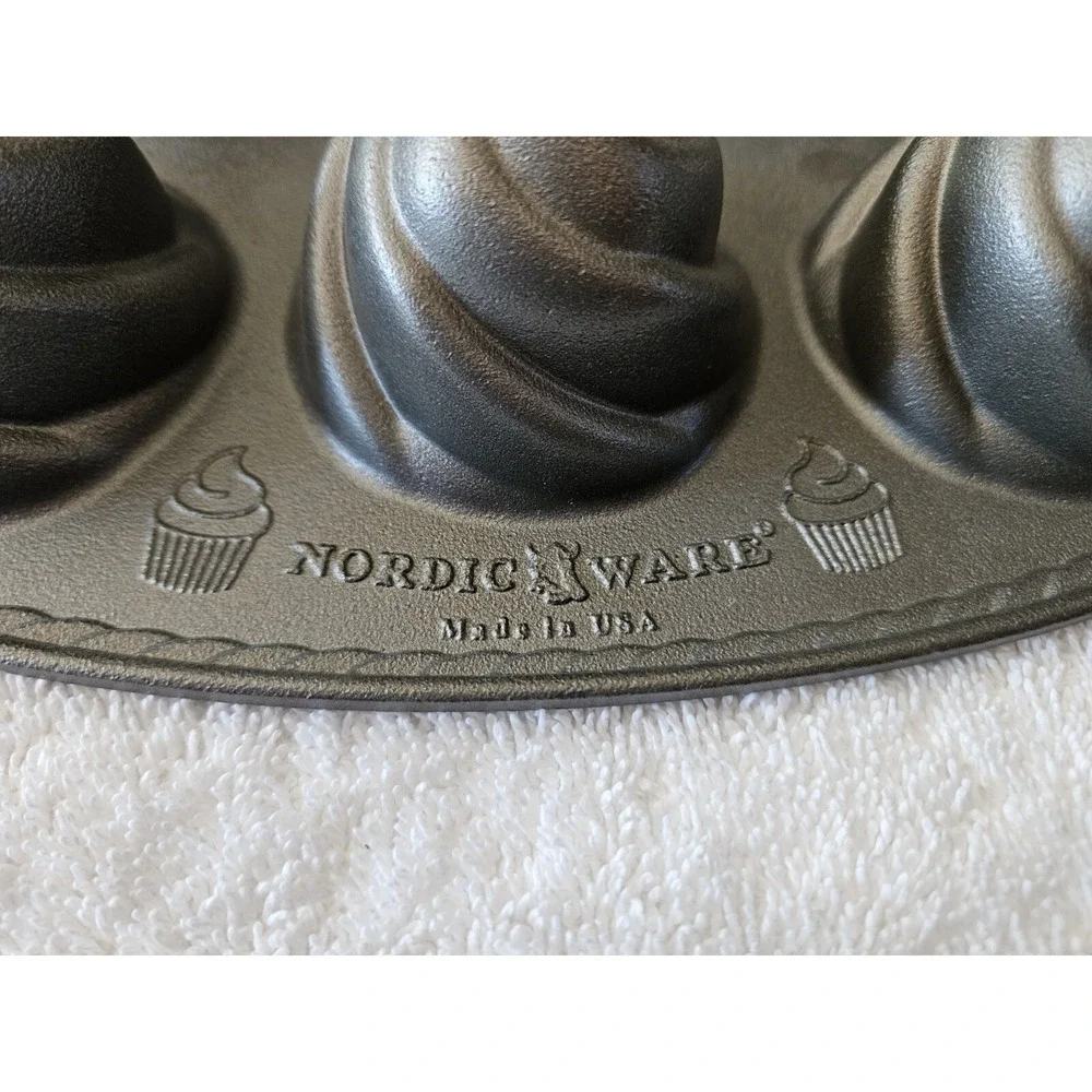 Nordic Ware Pro Cast Filled‎ Cupcake 3-Cup Collectible Cake Pan Mold EUC